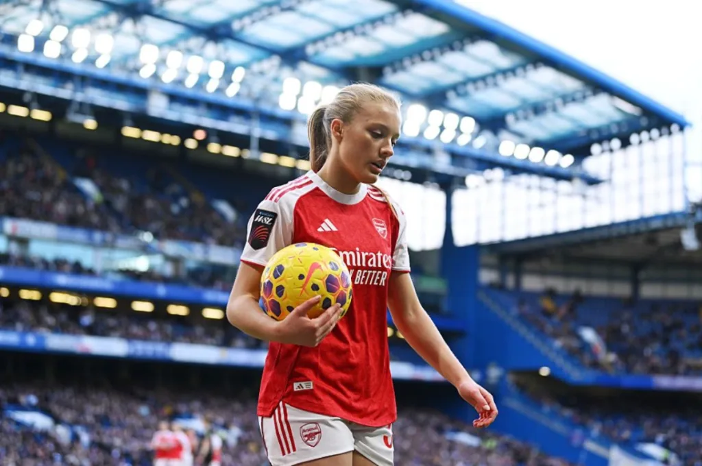 Khủng hoảng rình rập và quấy rối ở bóng đá nữ tại Anh