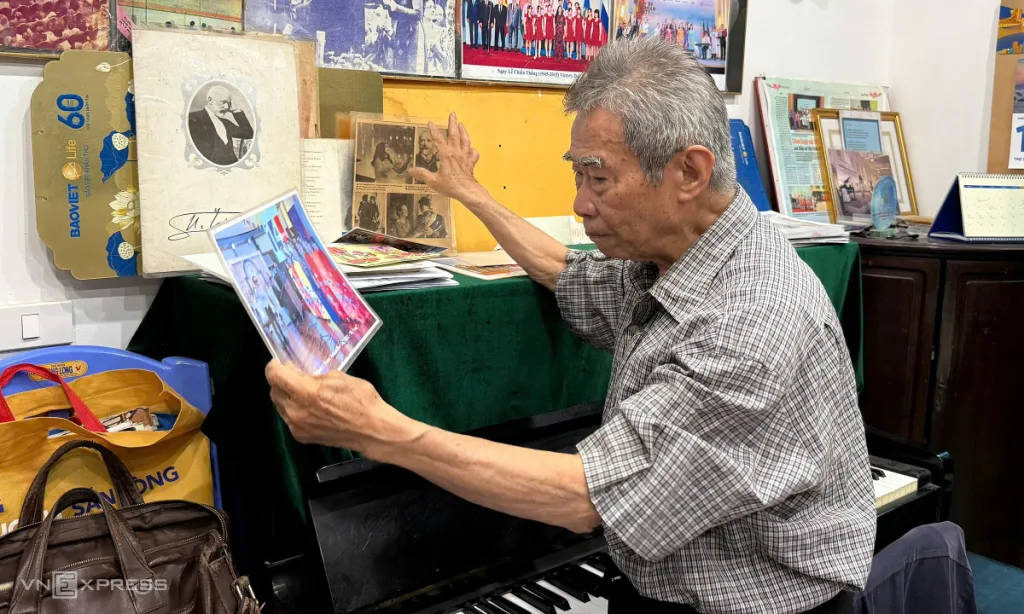 Lớp học nhạc trong bóng tối của vị giáo sư 85 tuổi