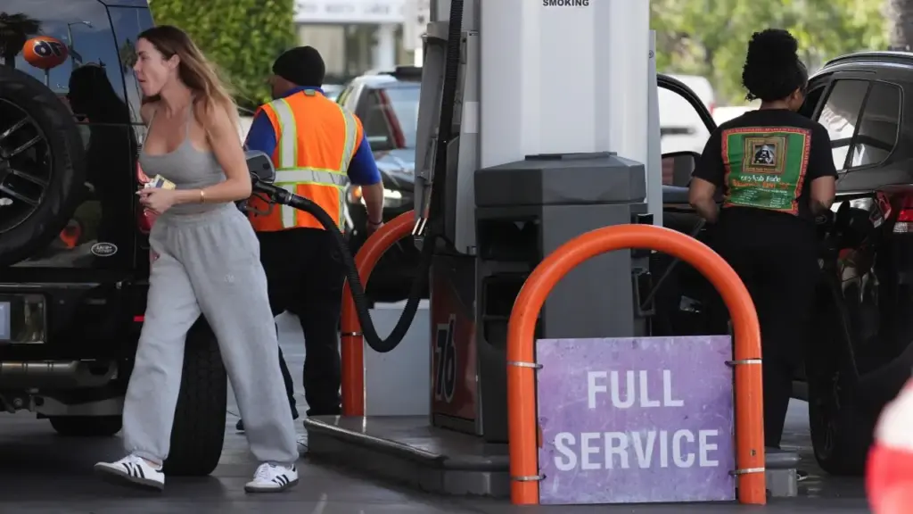 Giá xăng trung bình tại Mỹ tăng mạnh nhất trong 4 năm